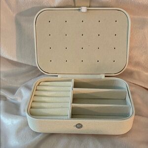 Othr Cream Travel Jewelry Organizer Case. NWOT